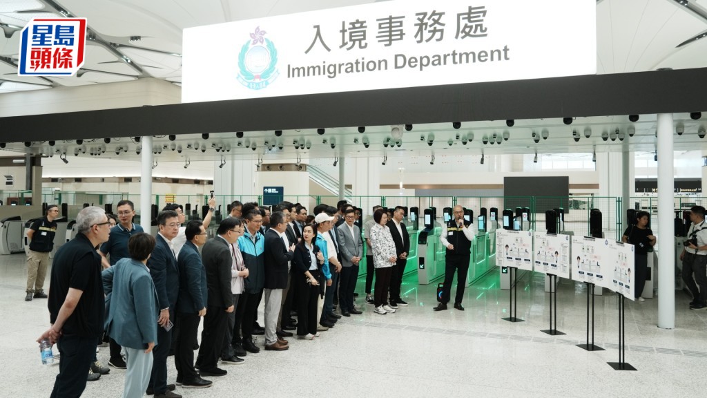 立法会主席李慧琼联同多名立法会议员，在保安局局长邓炳强、副局长卓孝业陪同下，今日到港方口岸区参观。