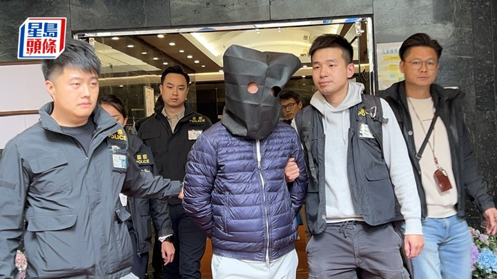 警方到工程公司位於新蒲崗的辦公搜證，帶走一名被捕人。蔡楚輝攝