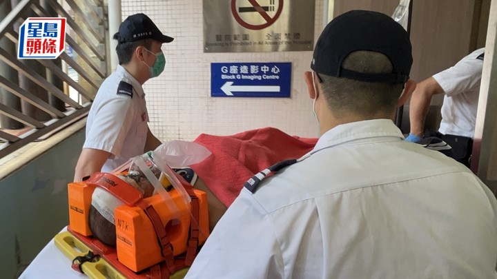 男工頭和腳部受傷,由救護車送院。蔡楚輝攝