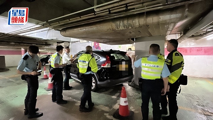 私家車撞牆司機昏迷送院。