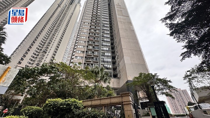 半山父子爆生意爭執 兒子激動一度擸高球棍。梁國峰攝