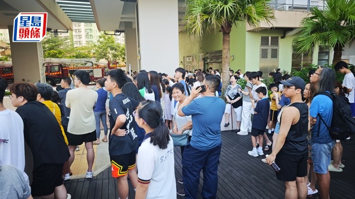 大批居民疏散落樓暫避。黎志偉攝