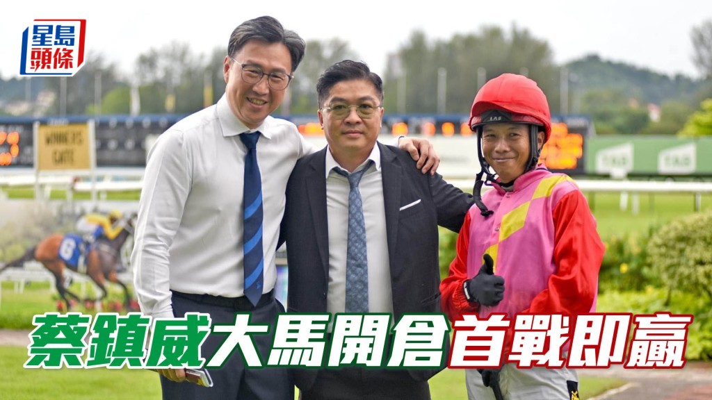 蔡鎮威(中)轉往馬來西亞練馬，昨日派馬在雪蘭莪馬場上陣，尾場憑「富田威」贏馬開齋。(圖片：馬來西亞雪蘭莪賽馬會)