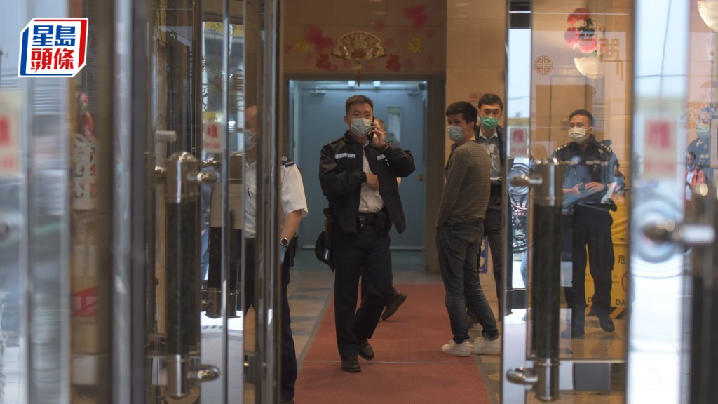 警方案發日接獲遇劫事主報案後到現場進行調查。資料圖片