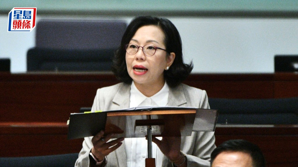 麦美娟口头回复议员提问。卢江球摄