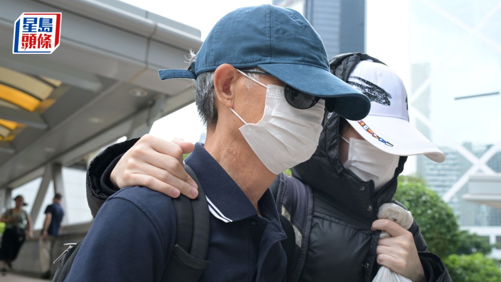 郭賢生（藍色帽）否認處理潛逃者資金罪受審。資料圖片