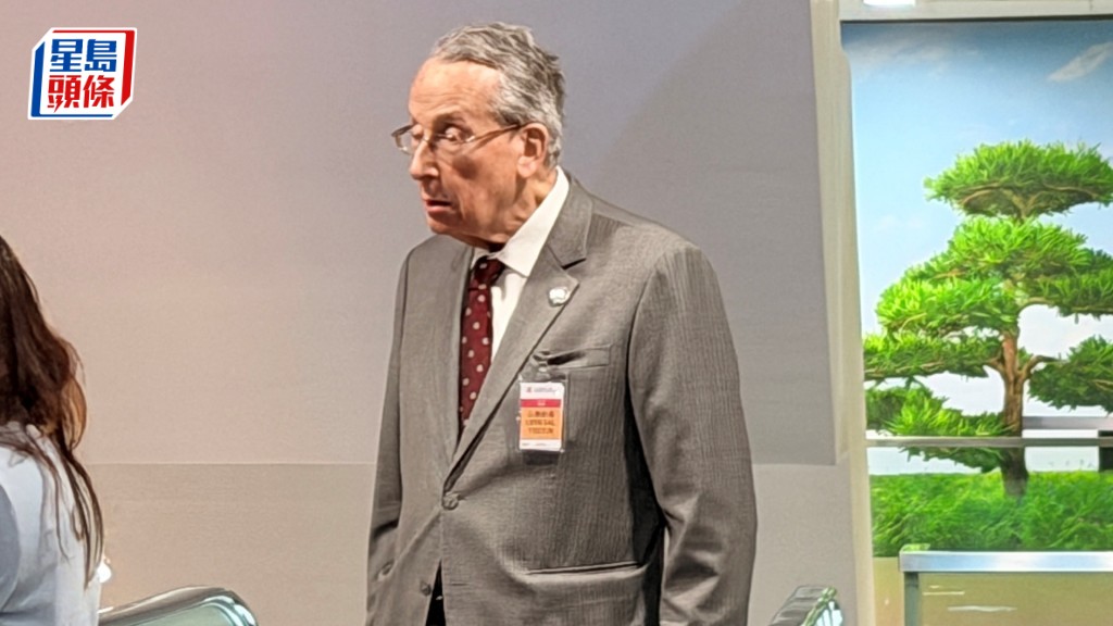 曾是香港旅遊發展局主席，亦是前立法會議鮑磊下午現身立法會大樓。