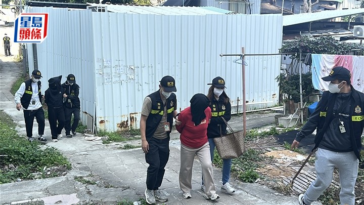 海關在天平山村搗破私煙倉，拘捕2名無業母女。劉漢權攝