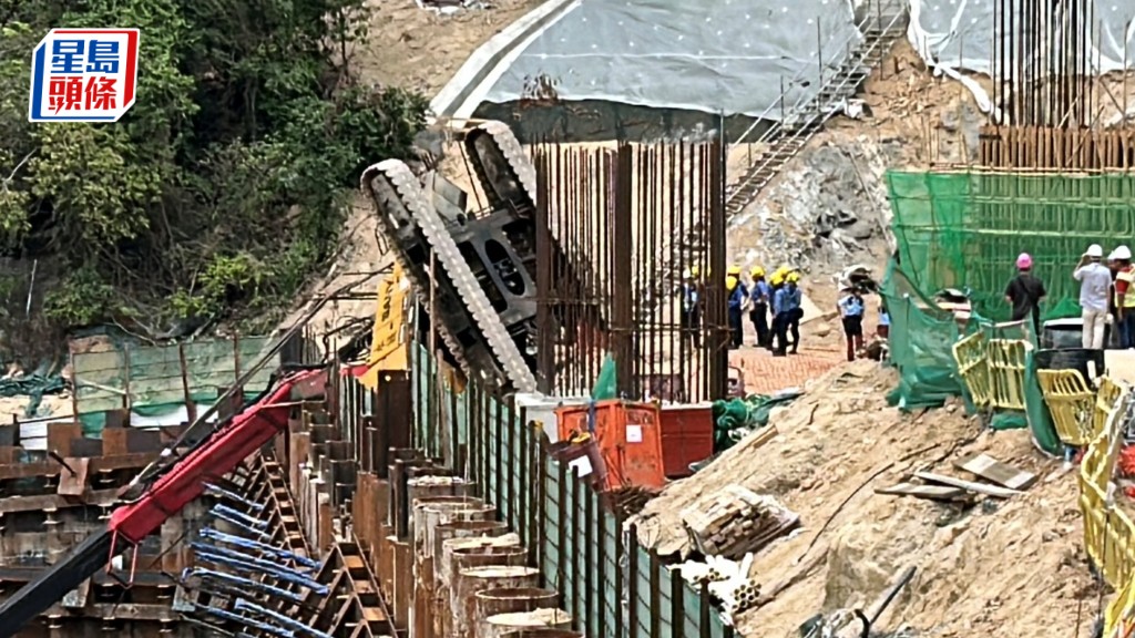 地盤吊機翻側，負責操作的男工受傷送院。林思明攝