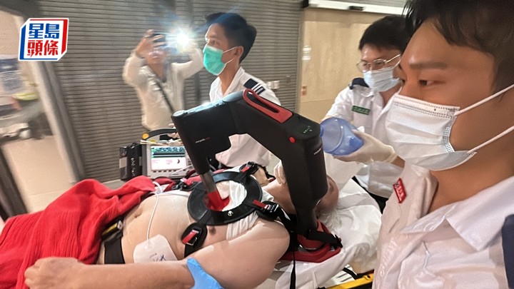 男顧客昏迷由救護車送院搶救。林思明攝