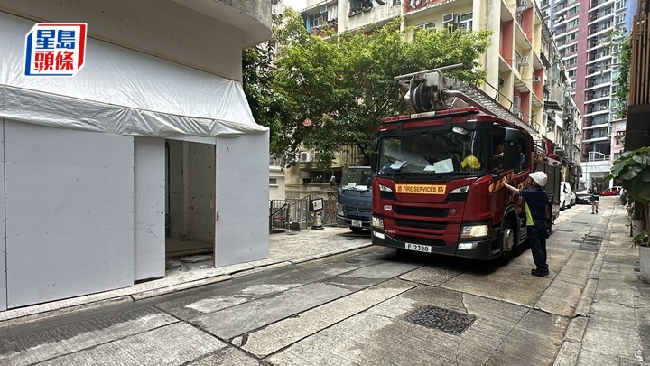 裝修中地舖漏煤氣發生火警,消防到場救熄。劉漢權攝
