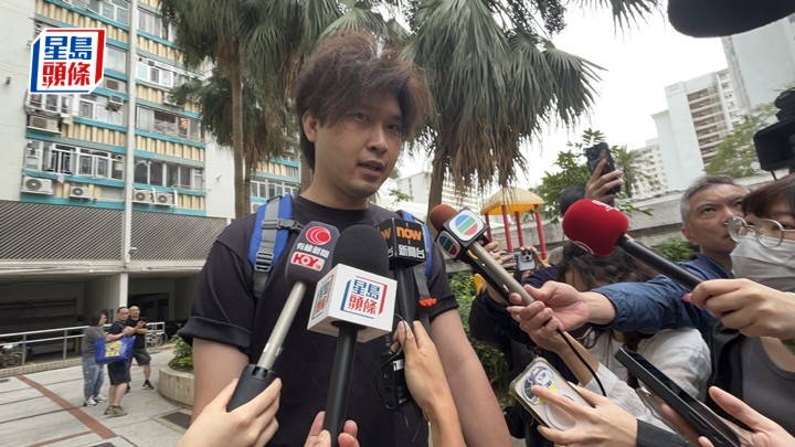 宏昌閣居民崔先生因單位堆滿外來物，獲政府答應安排再上樓。蔡楚輝攝