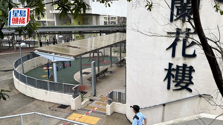 蘇屋邨女子墮樓，壓毀公園簷篷死亡。梁國峰攝