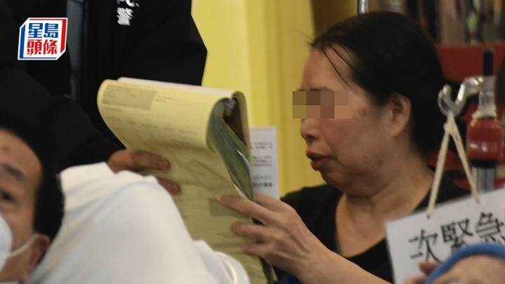 其中一名女傷者協助警方調查。楊偉亨攝