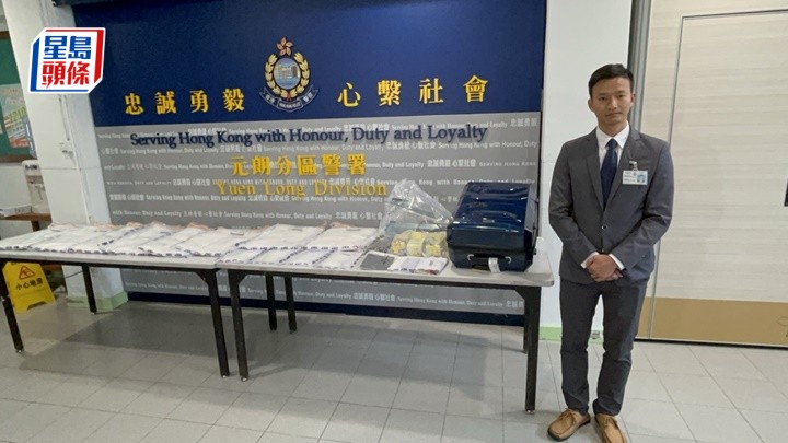 警方展開搜獲的證物。楊偉亨攝