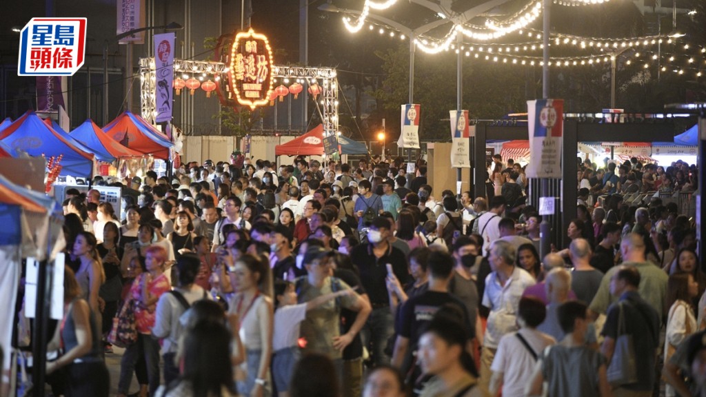 李家超指出由現時到明年將會有一系列夜繽紛活動。資料圖片