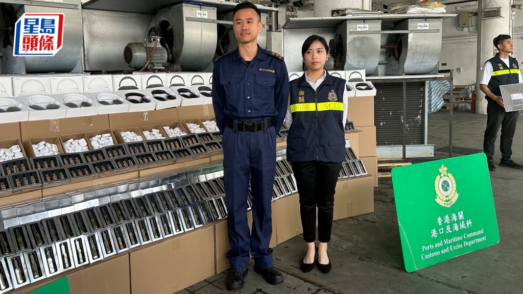 海關偵破利用出口遠洋船走私案,檢獲市值2300萬元走私耳機及護膚品。林思明攝