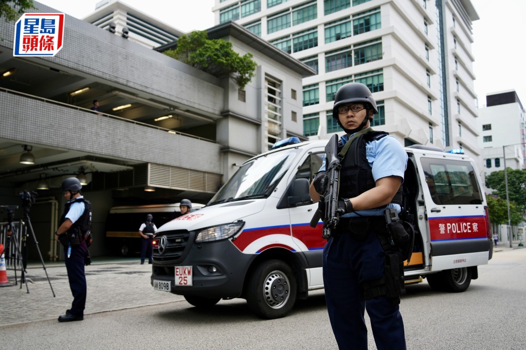 被告文稳业首度提堂,警方荷槍實彈於庭外戒備。蘇正謙攝