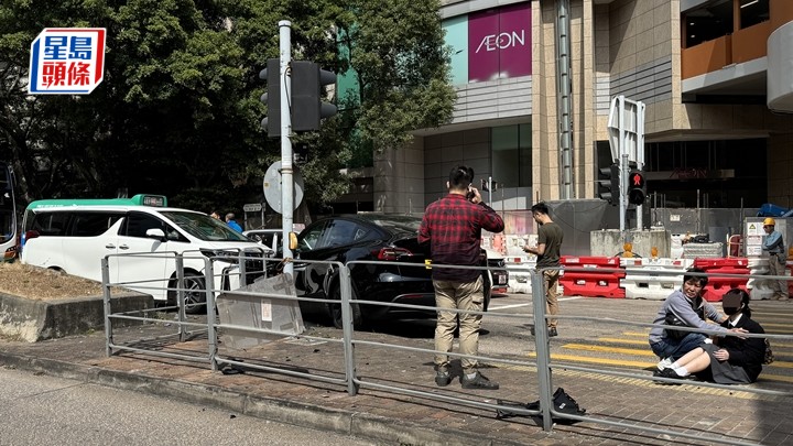 黑色Tesla剷安全島再迎頭撼白色七人車，釀3人受傷。讀者提供圖片