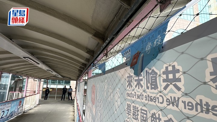 干诺道西行人天桥上，多幅选举海报损毁。刘汉权摄