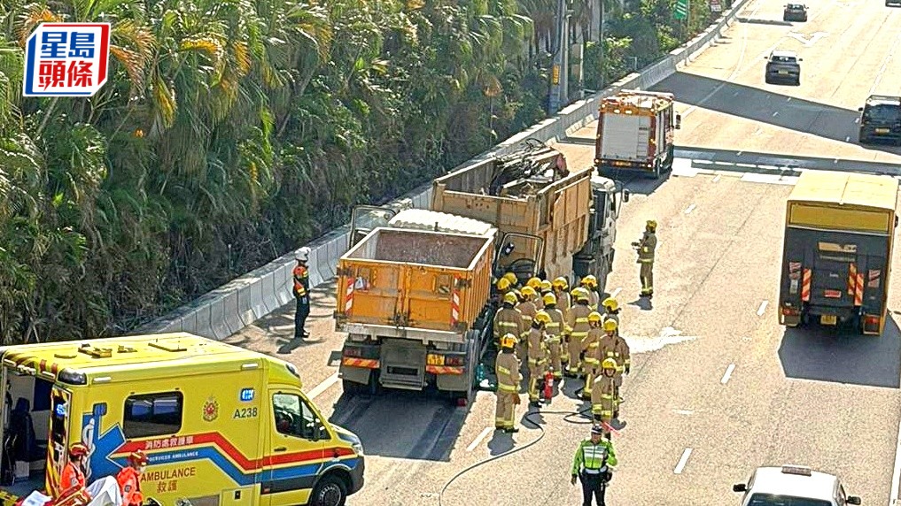 两泥头车相撞，一司机被困，消防营救。梁国峰摄