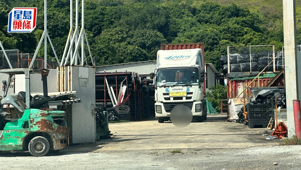 司机堕地昏迷，由救护车送院抢救。梁国峰摄