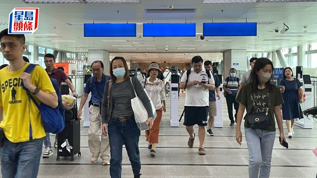 黑碼規定取消後掃碼機開放,過關人士都直接走過。蕭博禧攝
