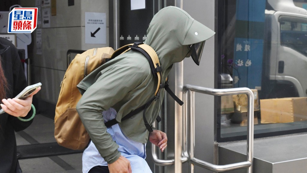 男被告黎鶴齡今日與妻同被加控新增控罪至合共16項罪名。何君健攝