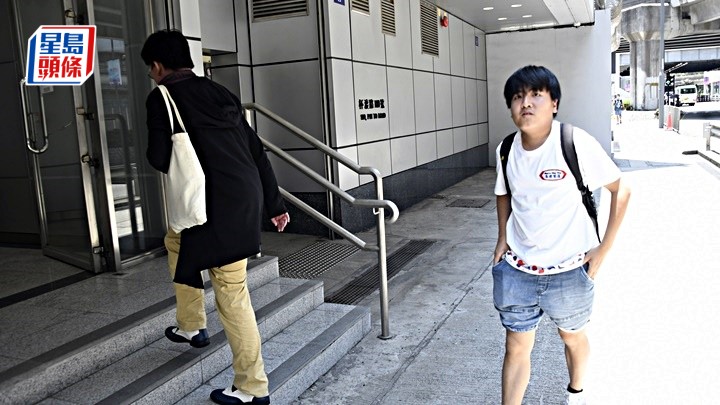 賴卓賢在親友陪同下前往屯門警署續保。楊偉亨攝