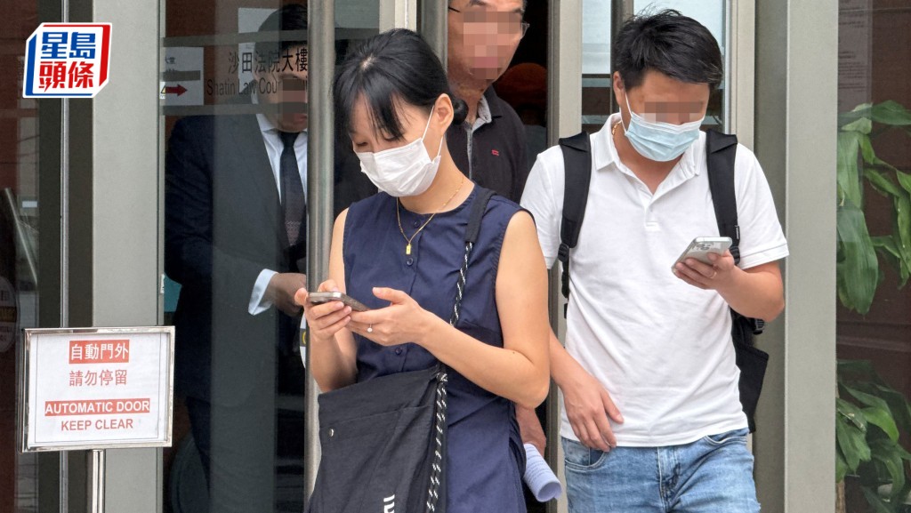 徐麗娜（藍色上衣白口罩）擬不認串謀詐騙罪候審。資料圖片