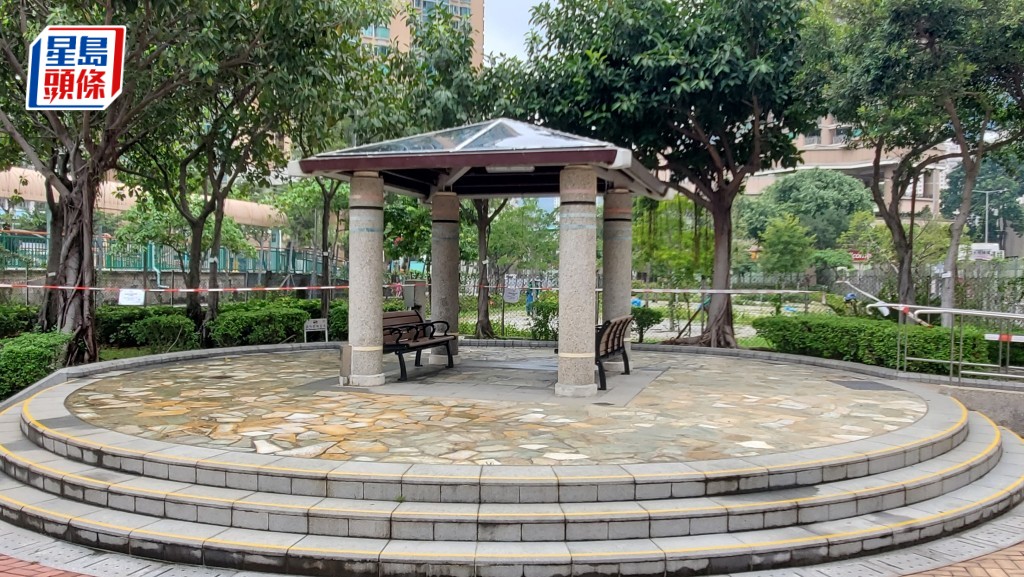 被告萬日林涉案發日在屯門海珠路遊樂場內的涼亭，以斧頭隨機劈死七旬翁，警誡下稱受「天狼星人」指使殺人。