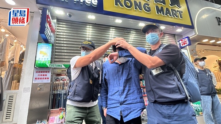海關帶走涉案店員。林思明攝