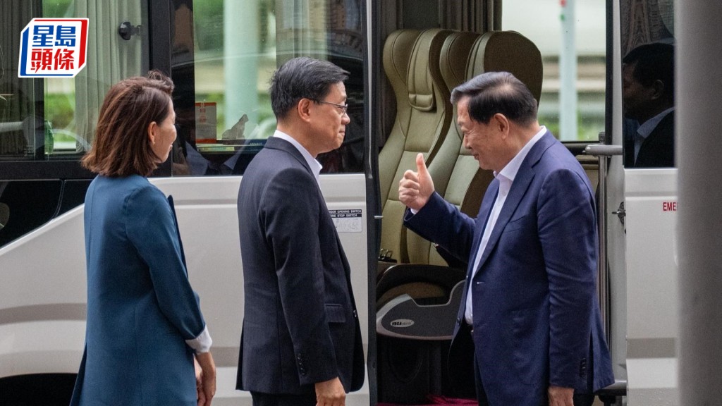 夏寶龍向李家超豎大拇指惹連任聯想 譚耀宗：屬過度解讀 或僅讚賞相簿禮物