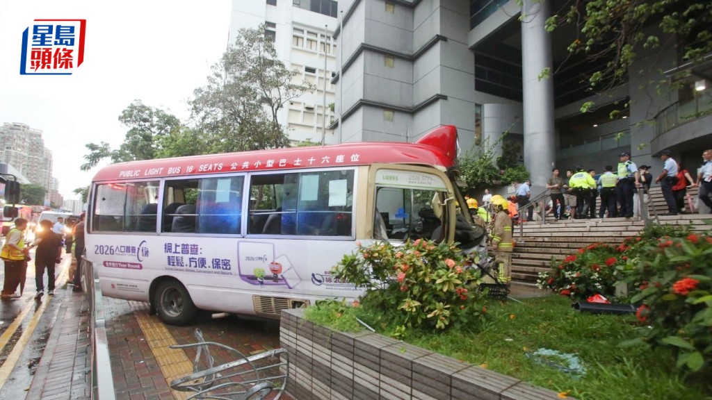 九龍城法院外今年6月發生小巴撞欄撞傷撞死人車禍。資料圖片