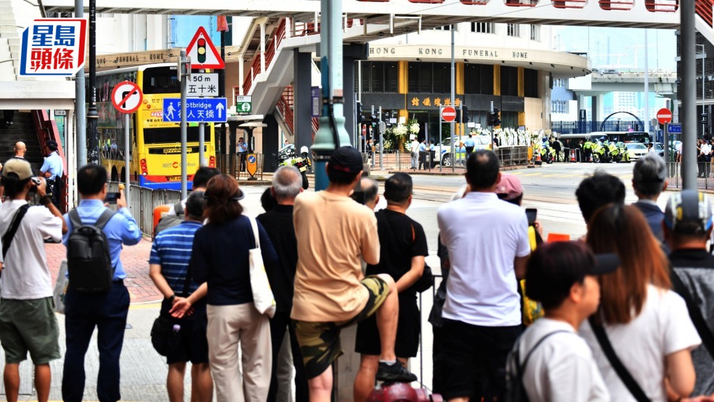 大批市民在離遠送別董建華。