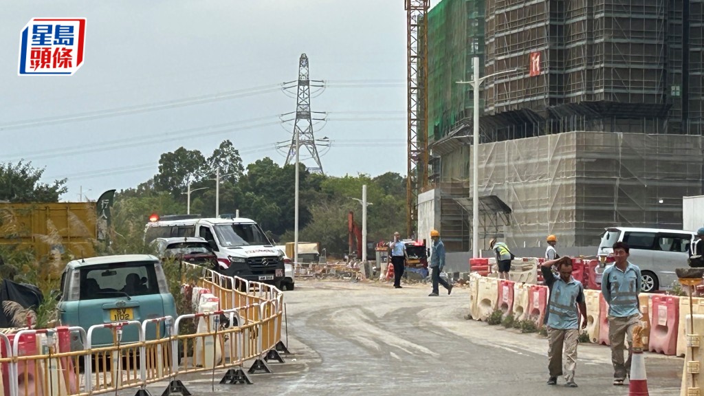 古洞一地盤發現迫擊砲，警封鎖現場預備引爆。蔡楚輝攝