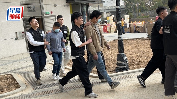 入境處人員將黑工帶走。蔡楚輝攝