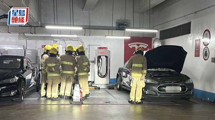 Tesla充電期間冒煙，由消防員救熄。劉漢權攝