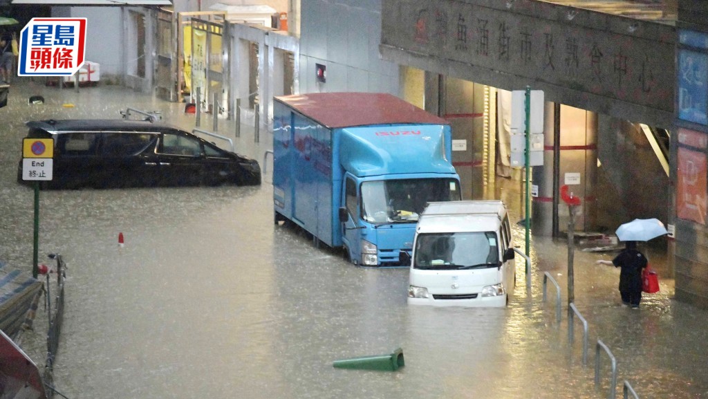 上星期四的世紀暴雨令全港廣泛地區出現水浸,多輛汽車死火。資料圖片