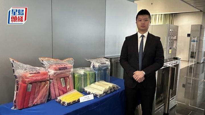 警方毒品調查科高級督察鄧駿穎展示檢獲的毒品。蔡楚輝攝