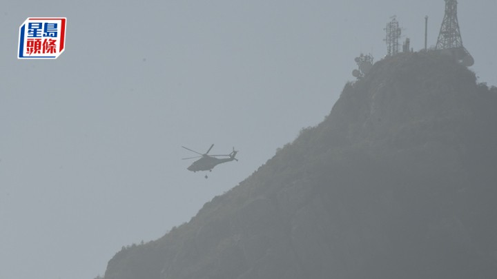 直升機出動搜救。楊偉亨攝