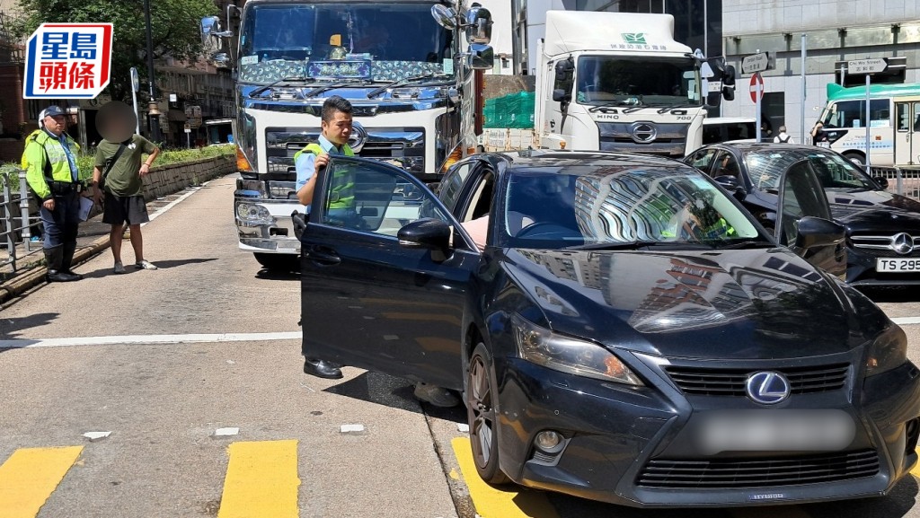 貨車撞私家車，揭泥頭車司機涉停牌期間駕駛。林思明攝