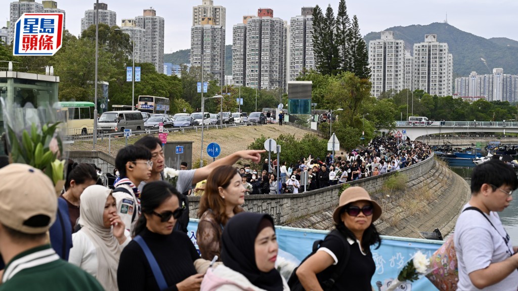 宏福苑五級火｜排隊往廣福休憩處悼念人龍近兩公里 警方籲注意安全 亦可到民政處弔唁處