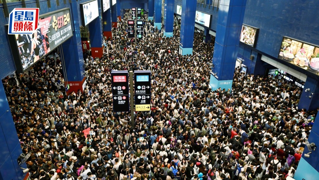 東鐵綫受阻｜大圍站再現人山人海 滯隧道年長乘客被迫車廂解手 熱心市民幫手遮掩