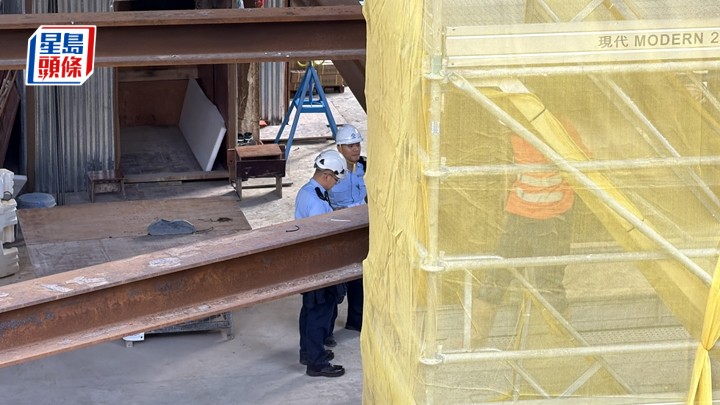 男工人墮下受傷，警員在場調查。梁國峰攝