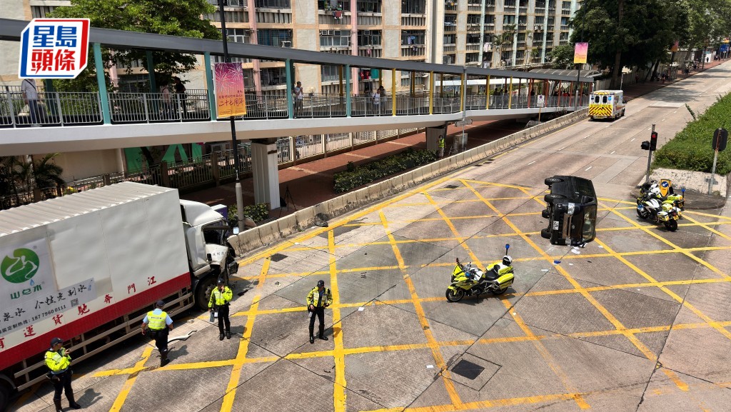 客貨車撞中貨後翻側橫亘路上。梁國峰攝