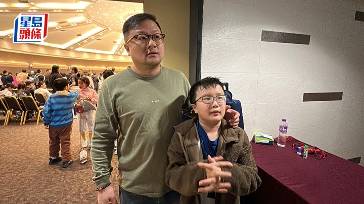 武漢少年偕父來港參賽。梁國峰攝