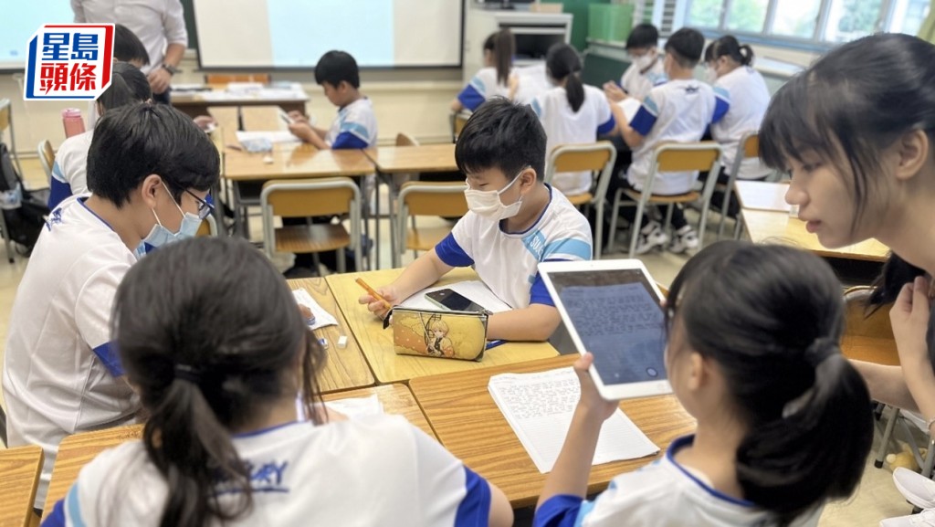 學生利用平板電腦拍攝作文手稿，並應用電子學習配套計劃下開發的LingoTask流動應用程式自行批改。教育局網站圖片