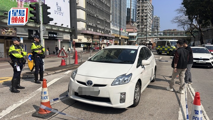 警員在私家車上檢獲毒品,拘捕男司機。梁國峰攝