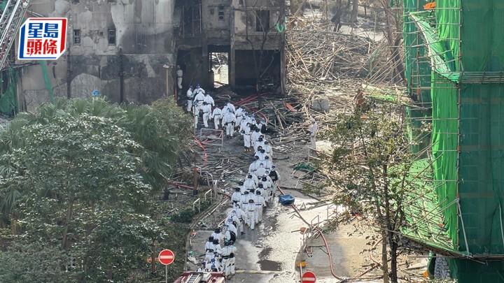 災難遇害者辨認組（DVIU）人員進入宏昌閣繼續搜索。梁國峰攝